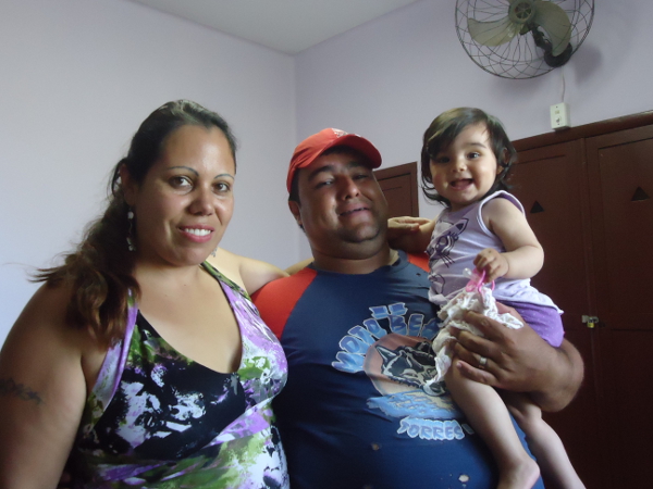 Família – Angela, Robson e a pequena Vitória, de 7 meses. | Foto: Darciani Centa