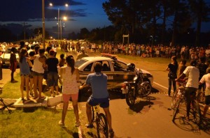 Multidão se aglomerou no local do crime e testemunhas relataram o acontecido. Foto Renato Moraes