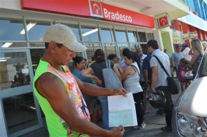 Servidor municipal mostra registro do desconto duplo realizado em sua conta, que prejudicou mais de 400 trabalhadores. Foto Renato Moraes