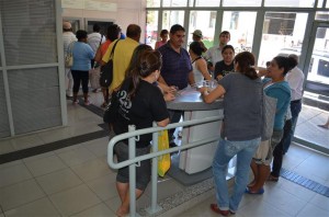 Servidores reuniram-se dentro e na frente da agência do Banco Bradesco em Rosário do Sul para exigir solução. Foto Renato Moraes