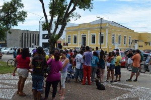 Carnavalescos se reuniram em frente a Prefeitura Municipal para aguardar novidades. Foto Renato Moraes