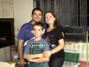 Marfisa com o noivo Vagner e o filho Felipe, de onze anos. Foto Divulgação