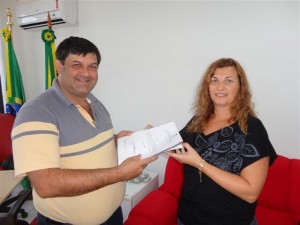 Presidente Adriano Dornelles recebe orçamento da secretária Luciana Flores. Foto Jorge Garcia