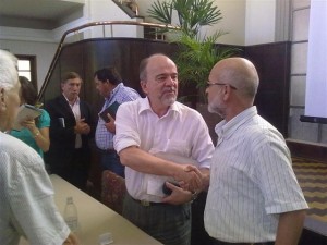 Secretário de Segurança Pública Airton Michels cumprimenta o presidente do Sindicato Rural de Rosário Ayrton Marçal. Foto Divulgação