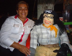 A esposa Rose posa ao lado do boneco Rodrigo, mascote do grupo de amigos. Foto Darciani Centa