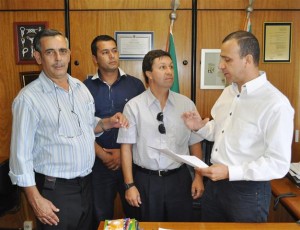 Vereadores Ademir de Melo, Leonardo Vargas e Álvaro Gonçalves com deputado Carlos Gomes. Foto Jorge Fuentes