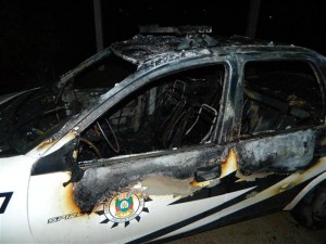 Viatura foi incendiada em setembro de 2012, no pátio da Delegacia. Foto Renato Moraes
