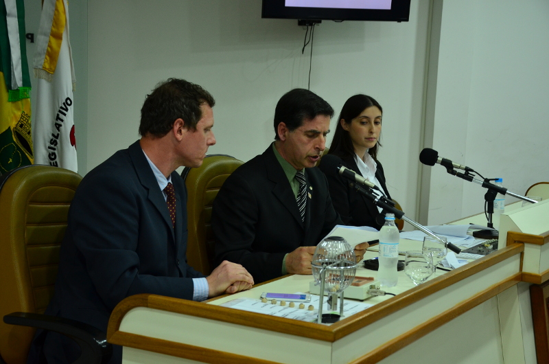 Mediadores Christiano Lisboa e Caroline Motta com o presidente do CER, Fernando Mahmud, ao centro. Foto: Renato Moraes
