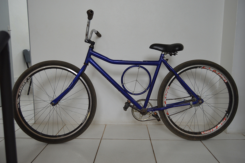 Bicicleta azul, aro 21, não possui marca aparente. Foto: Julio Lemos