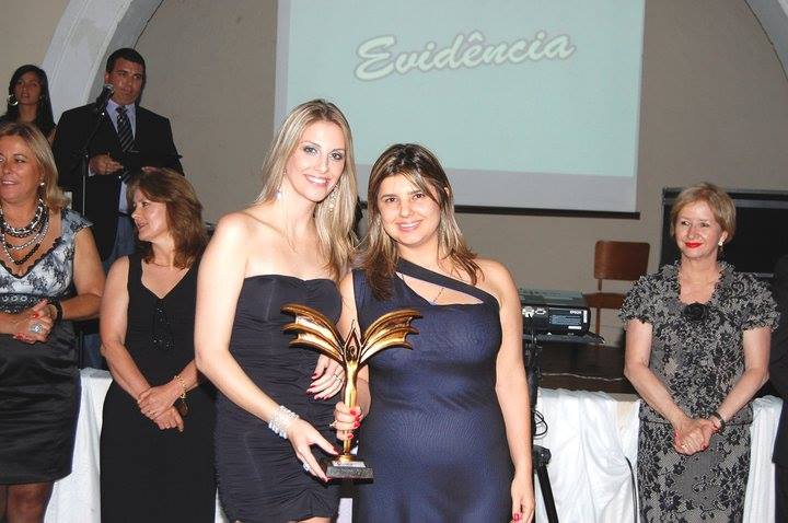 Juíza Marina recebeu o troféu da esteticista Carmela Klein. Foto: Divulgação / Momento Vip