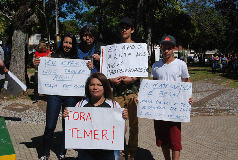Alunos demonstraram apoio a situação dos professores em especial a professora Ângela Filappi que enfrenta problemas de saúde. Foto: Renato Moraes/Gazeta de Rosário